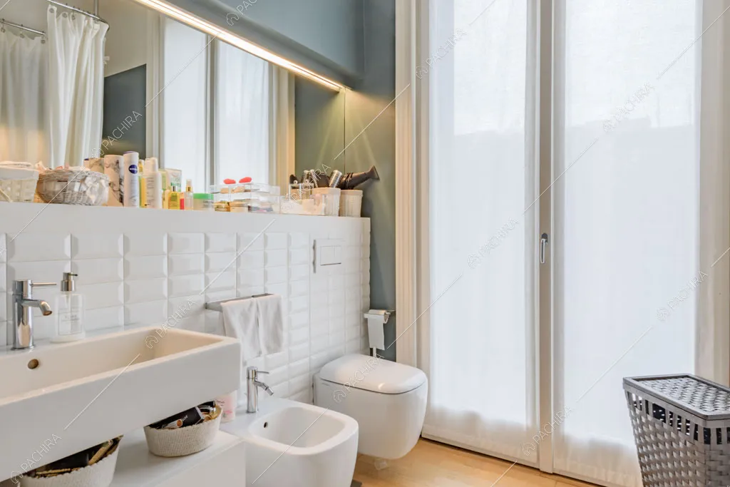 Bagno con porta-finestra della villa Kharan, location in stile contemporaneo a Milano
