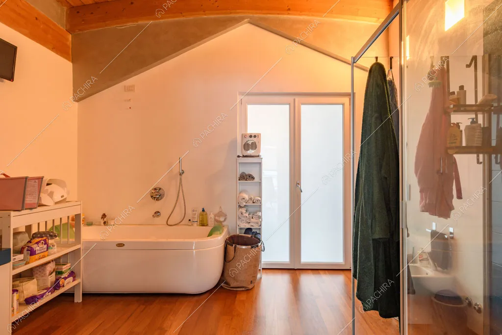 Bagno con vasca e box doccia del loft Genepi, location in stile contemporaneo a Milano