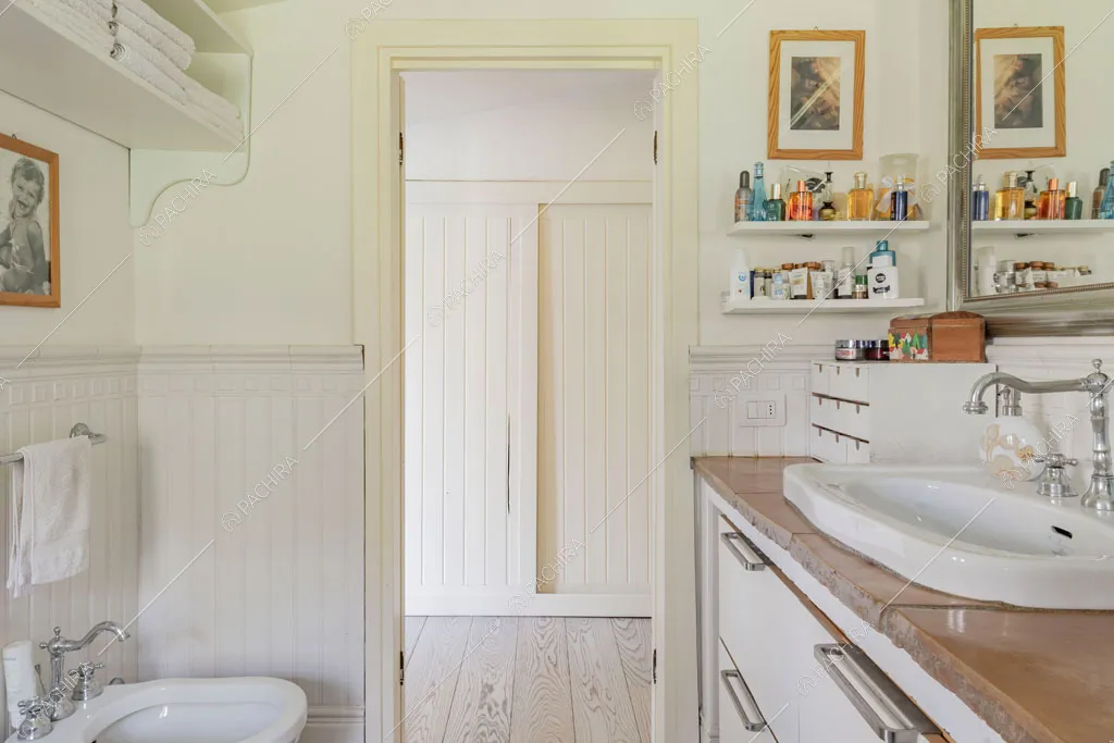 Bagno con pareti bianche della location Aliseo, villa in stile contemporaneo a Roma