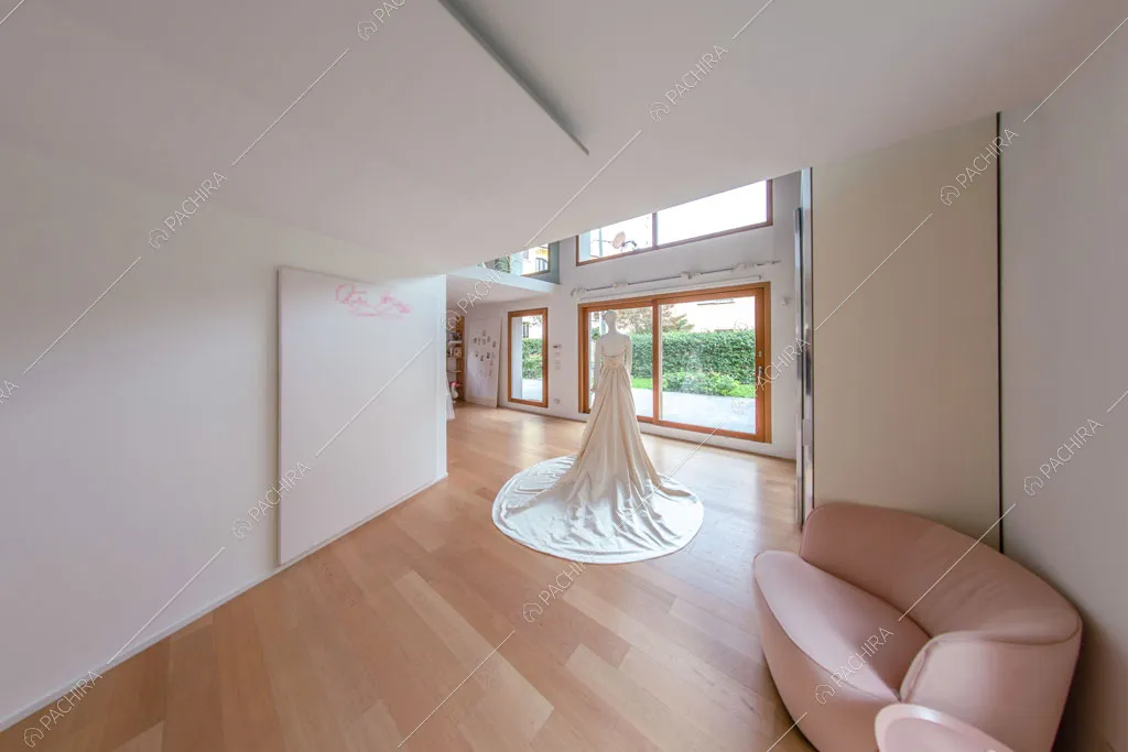 Pareti bianche e pavimento in parquet dell'espositivo Apocino, location in stile contemporaneo a Milano