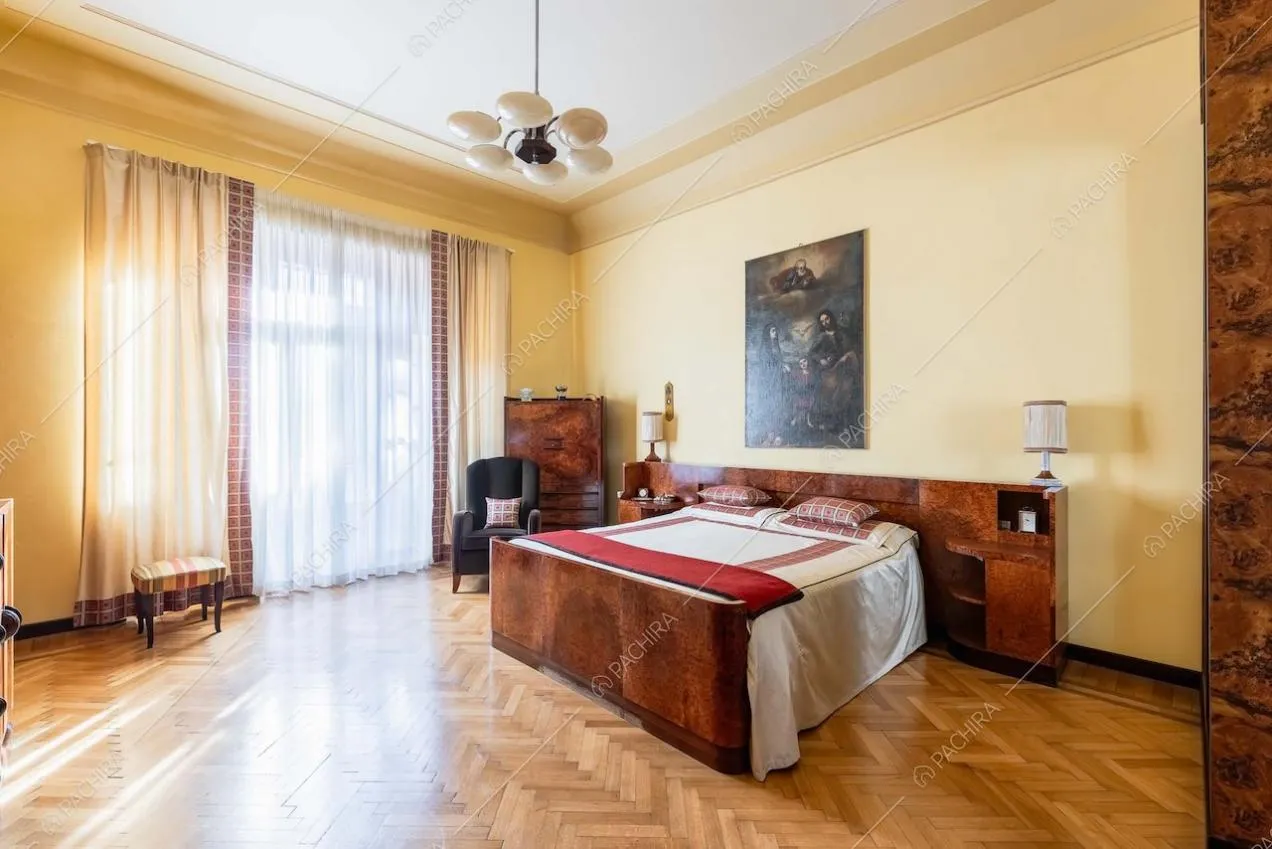 Camera da letto della villa Adamite, location in stile classico a Savona