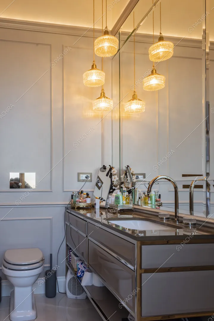 Bagno con boiserie