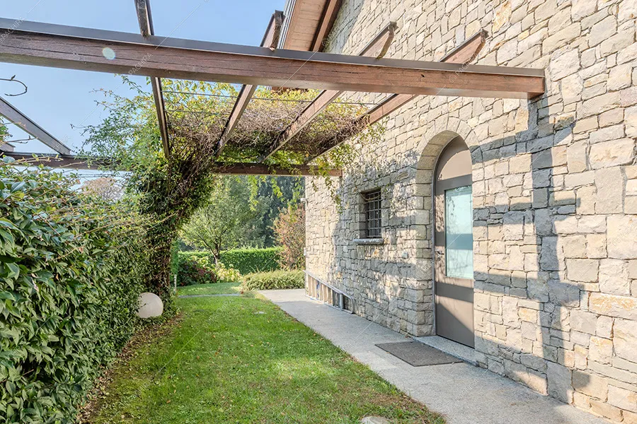 Giardino della villa Litani, location in stile moderno a Monza