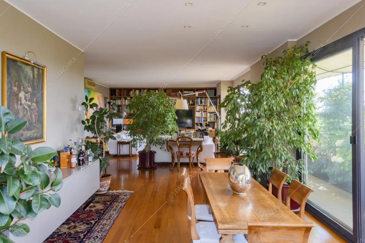 Tavolo da pranzo rettangolare in legno e piante da interno