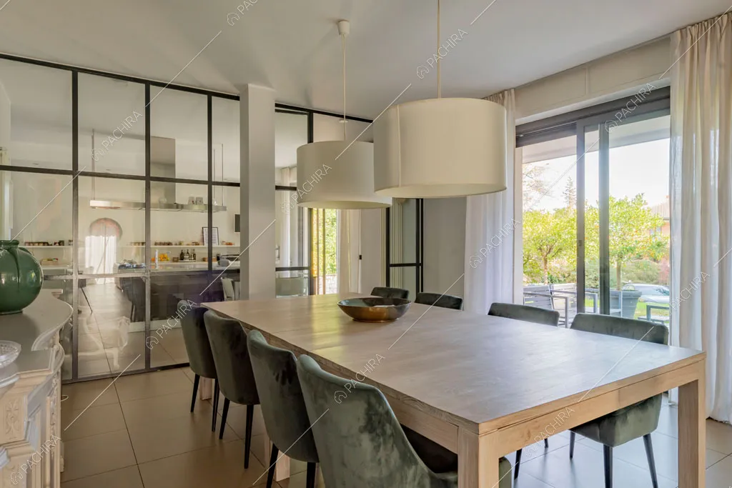 Sala da pranzo della villa Darling, location in stile contemporaneo a Monza