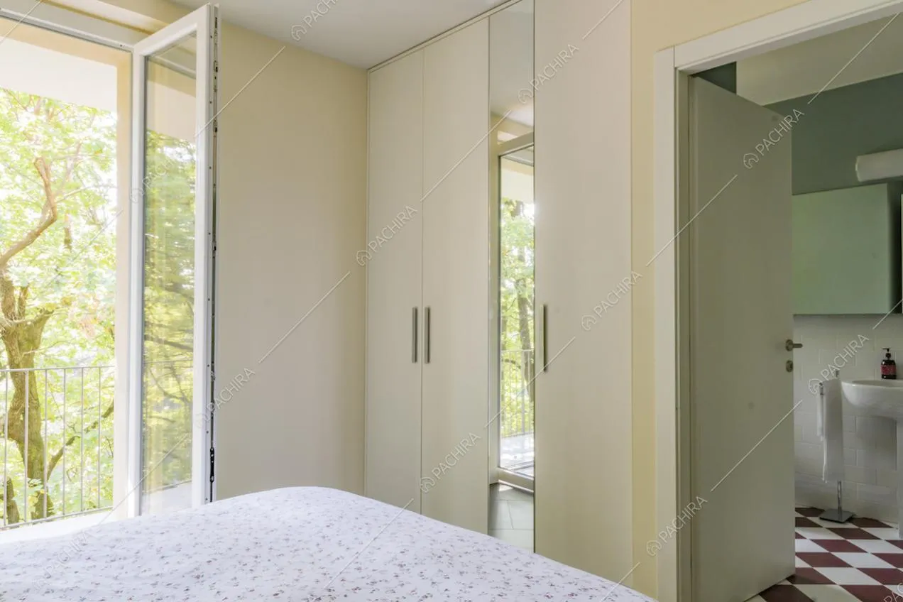 Luminosa camera da letto con bagno privato e armadio a muro