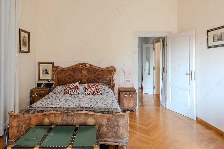 Camera da letto della villa Rainier, location in stile liberty a Milano
