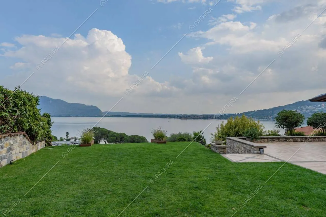 Giardino con vista sul lago e sulle montagne circostanti