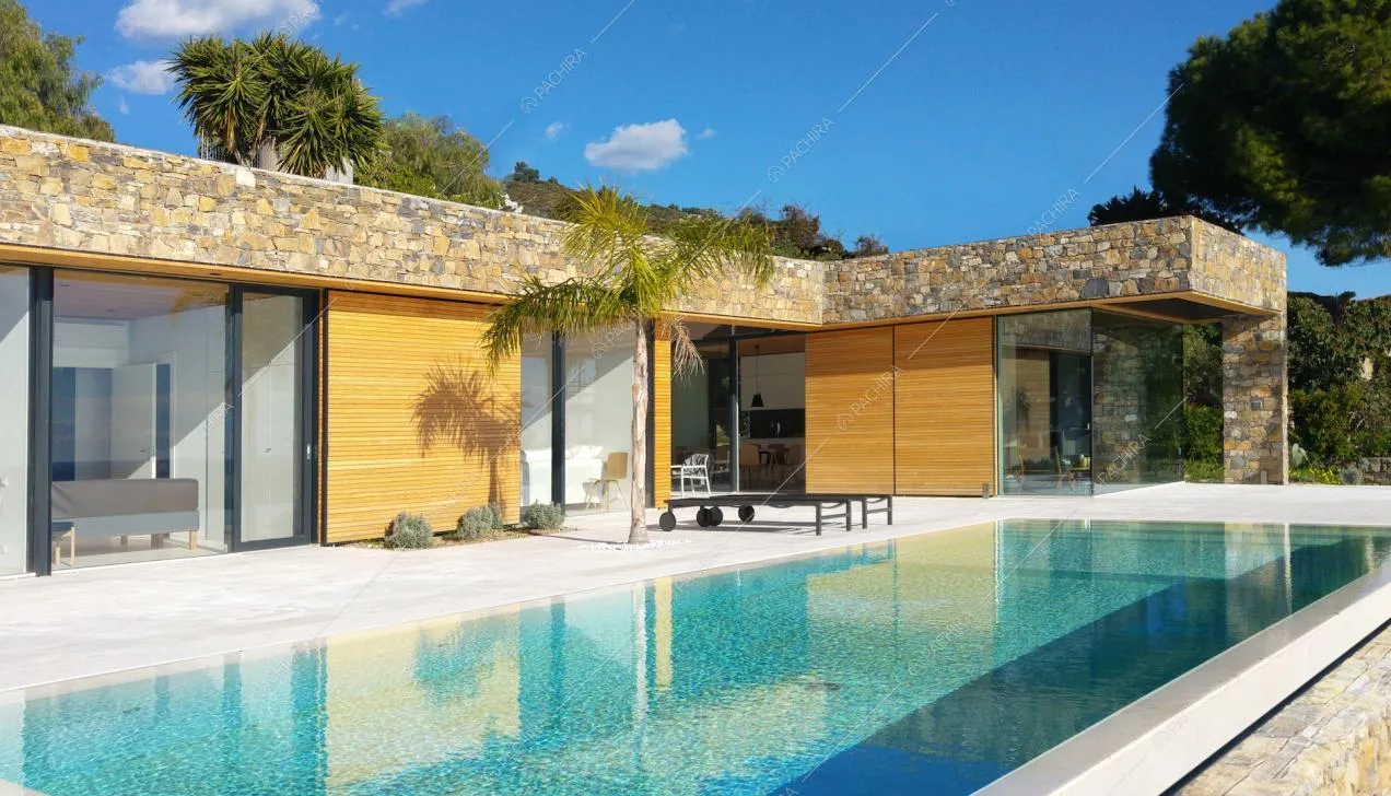 Meravigliosa piscina sulla terrazza della villa, vetrate che si alternano a pareti in legno e pietra