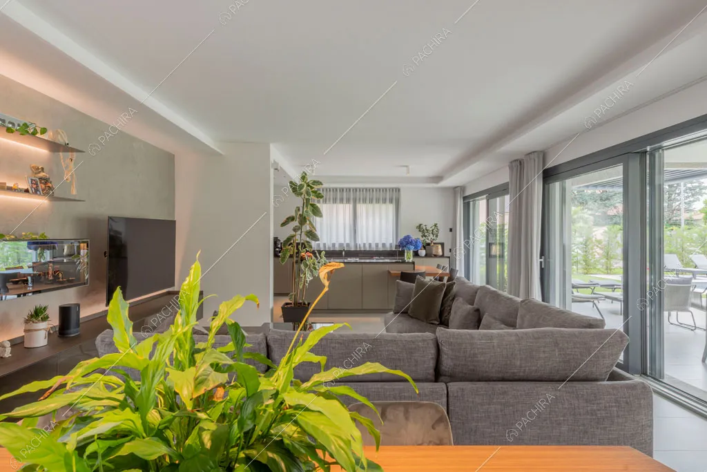 Zona living con vetrate della villa Diosma, location in stile moderno a Milano