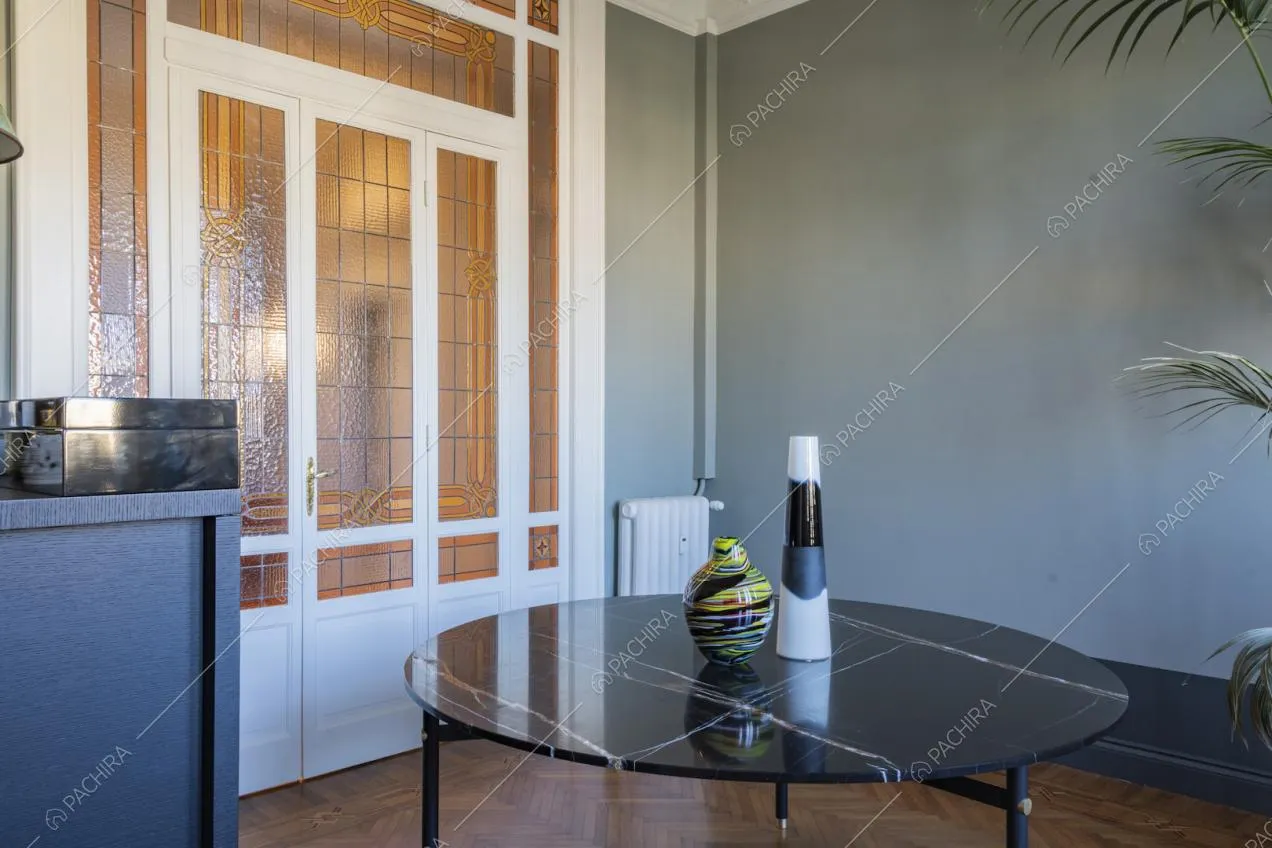 Tavolo in marmo nero e porta finestra vetrata