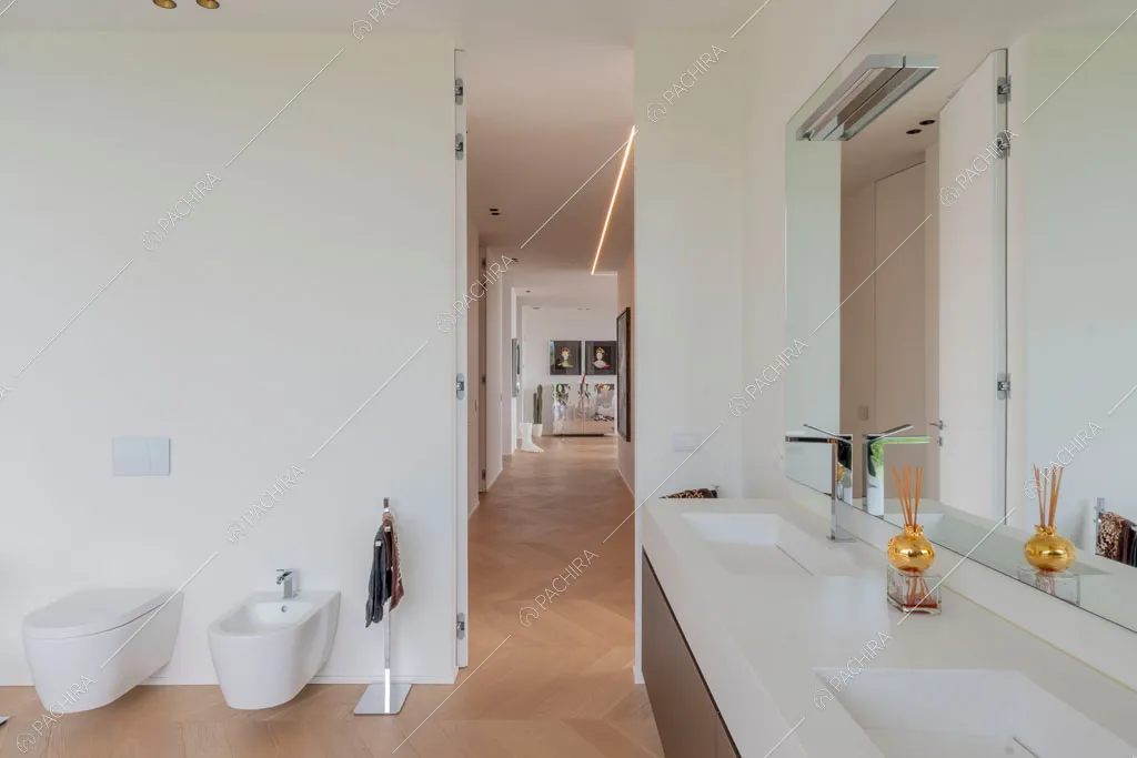 Pavimento in parquet nel bagno della villa Ladoga, location in stile contemporaneo a Varese