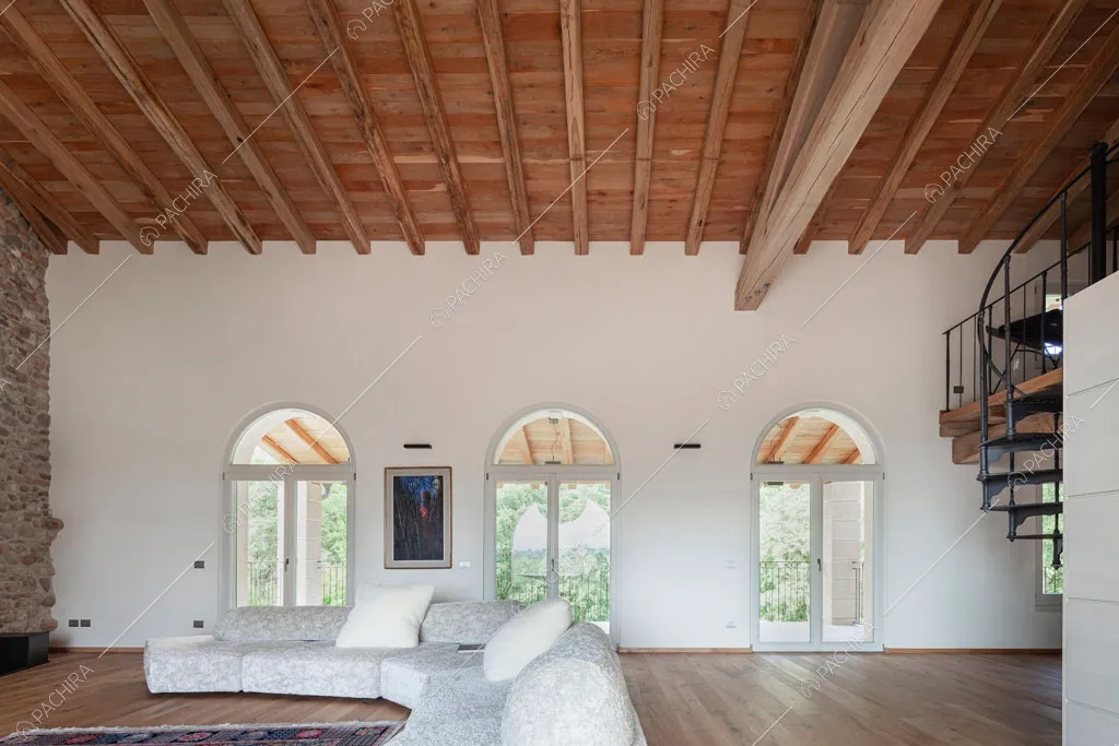 Pavimento in parquet nella sala della villa Ghibli, location in stile contemporaneo a Verona