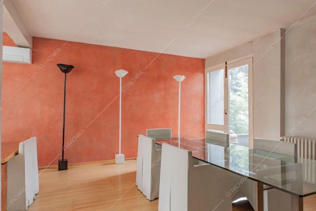 Parete arancione della sala da pranzo della villa China, location in stile contemporaneo a Roma
