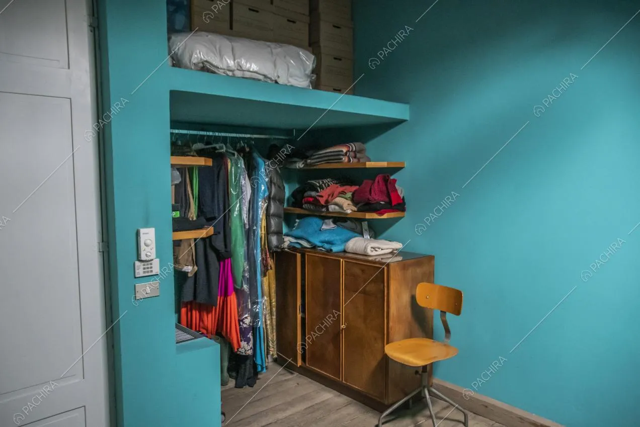 Cabina armadio, mobile in legno con ante e pareti turchese