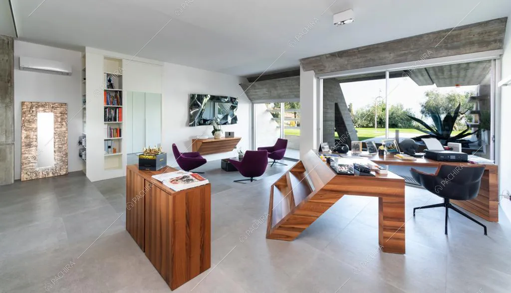 Scrivania moderna in legno e poltroncine viola