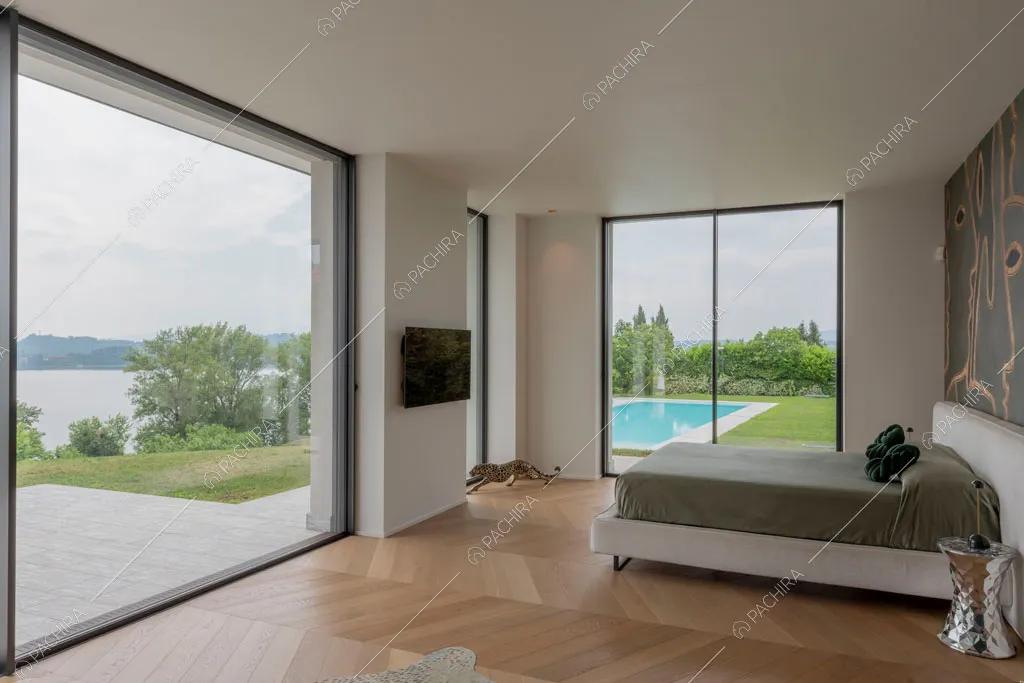 Camera da letto con vetrate della villa Ladoga, location in stile contemporaneo a Varese