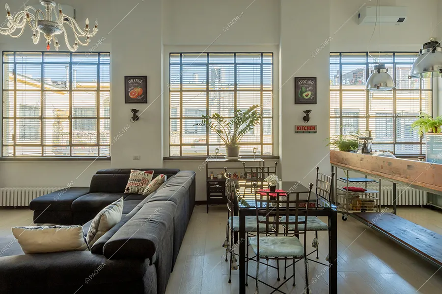 Zona living del loft Piave, location in stile moderno a Milano