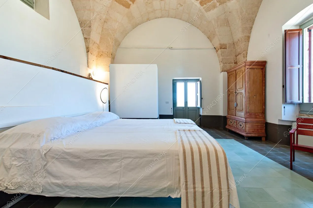 Volte in pietra e armadio di legno antico nella camera da letto