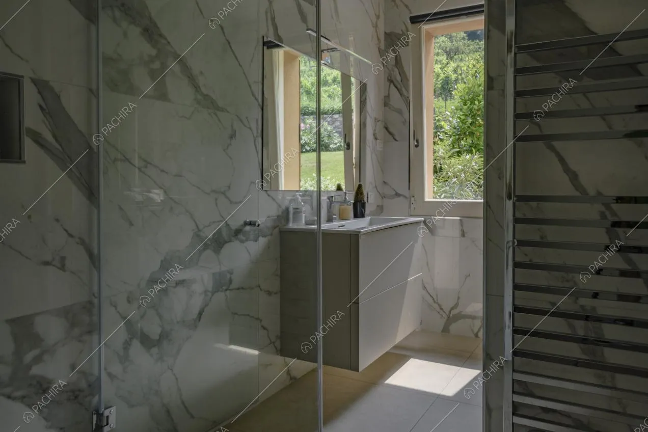 Mobile da bagno sospeso e specchio da parete senza cornice