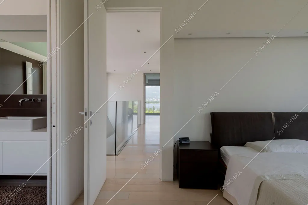 Camera da letto della villa Coral, location in stile contemporaneo a Como