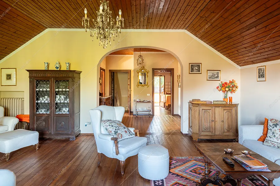 Salotto della villa Realgar, location in stile country a Milano