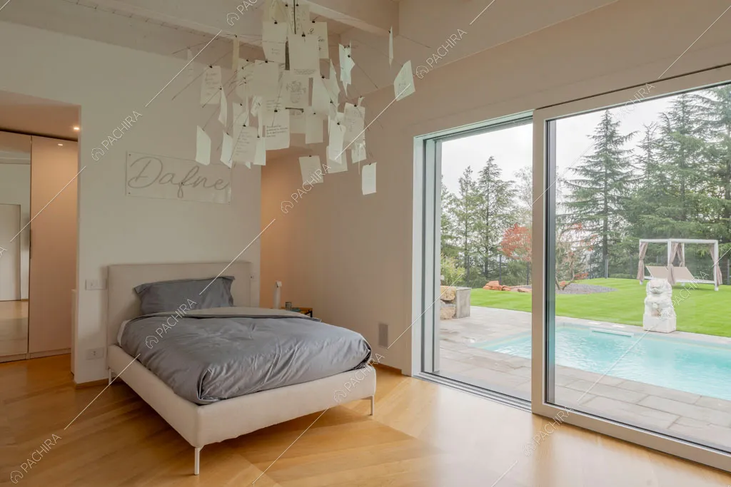 Camera da letto della villa Amazonite, location in stile contemporaneo a Varese