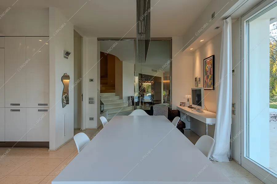 Zona pranzo della villa Iride, location in stile moderno a Monza