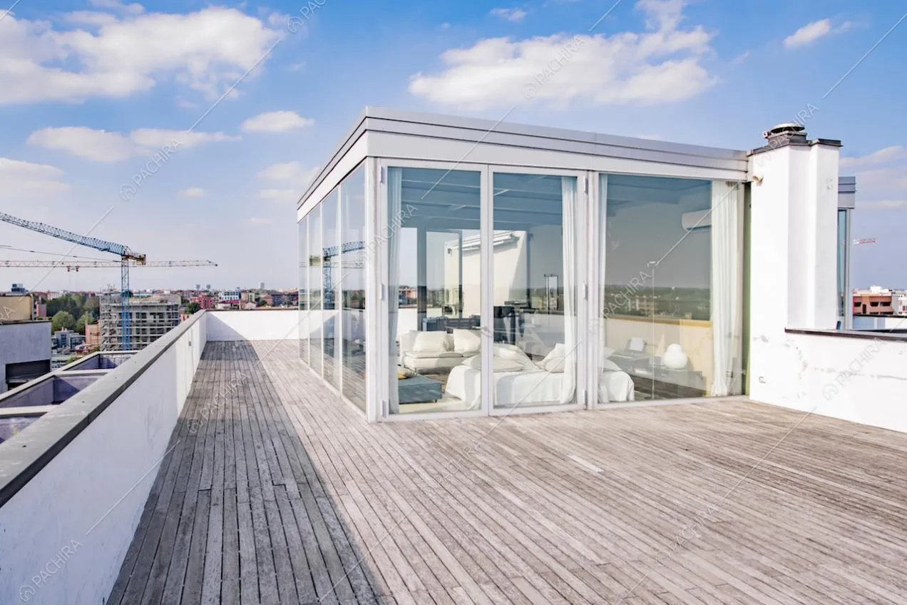 Terrazza con pavimento in legno, attico e vista sulla città