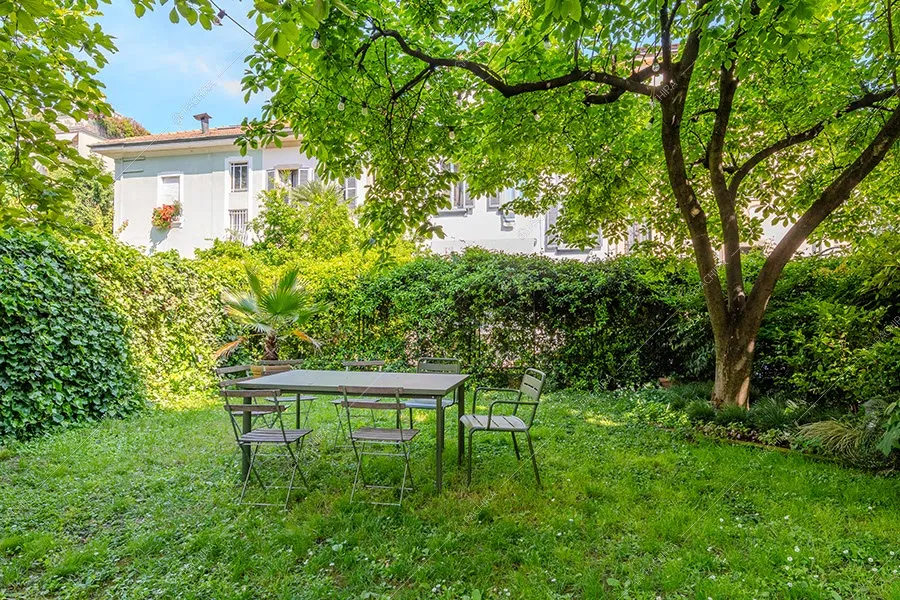 Giardino dell'appartamento Andira, location moderna per shooting a Milano