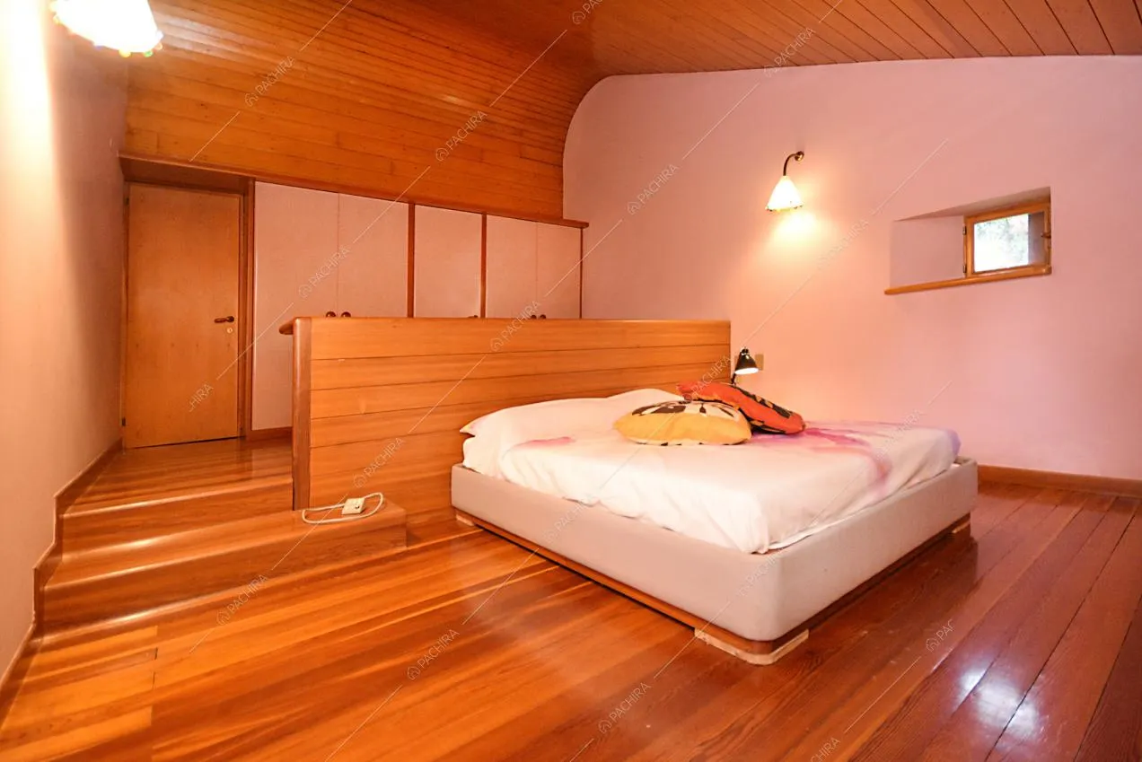 Camera matrimoniale con parquet e soffitto in legno