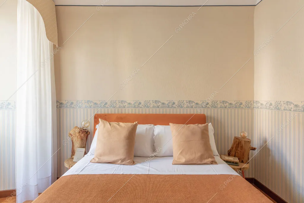 Letto matrimoniale dell'appartamento Crescione, location in stile contemporaneo a Roma