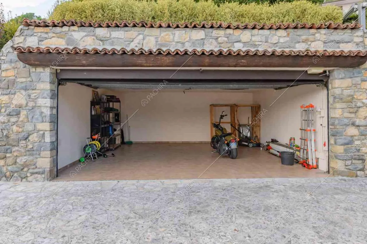 Grande garage con pareti bianche