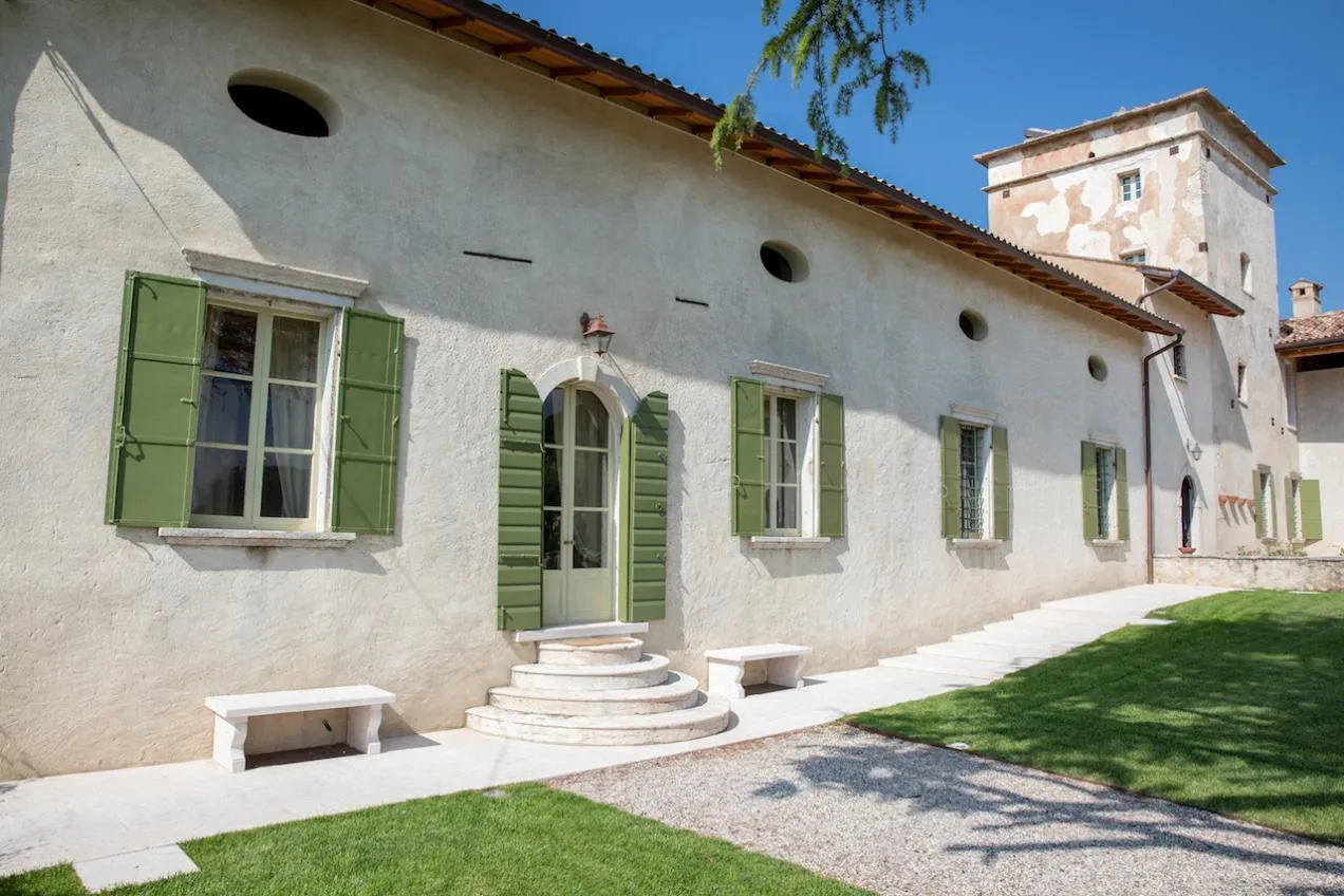 Ingresso della location con scalinata bianca e vialetto in ghiaia