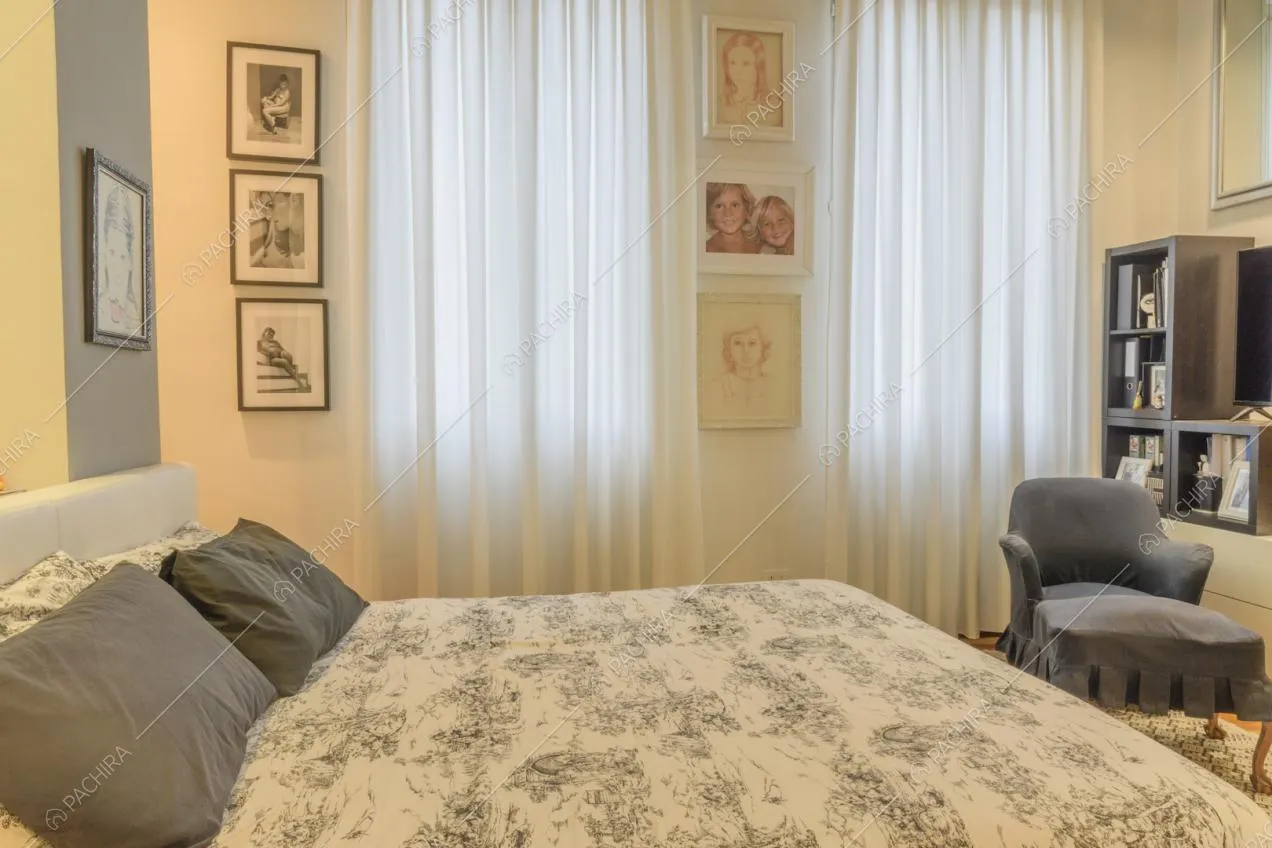 Camera da letto con fotografie e bozze di ritratti in sanguigna 