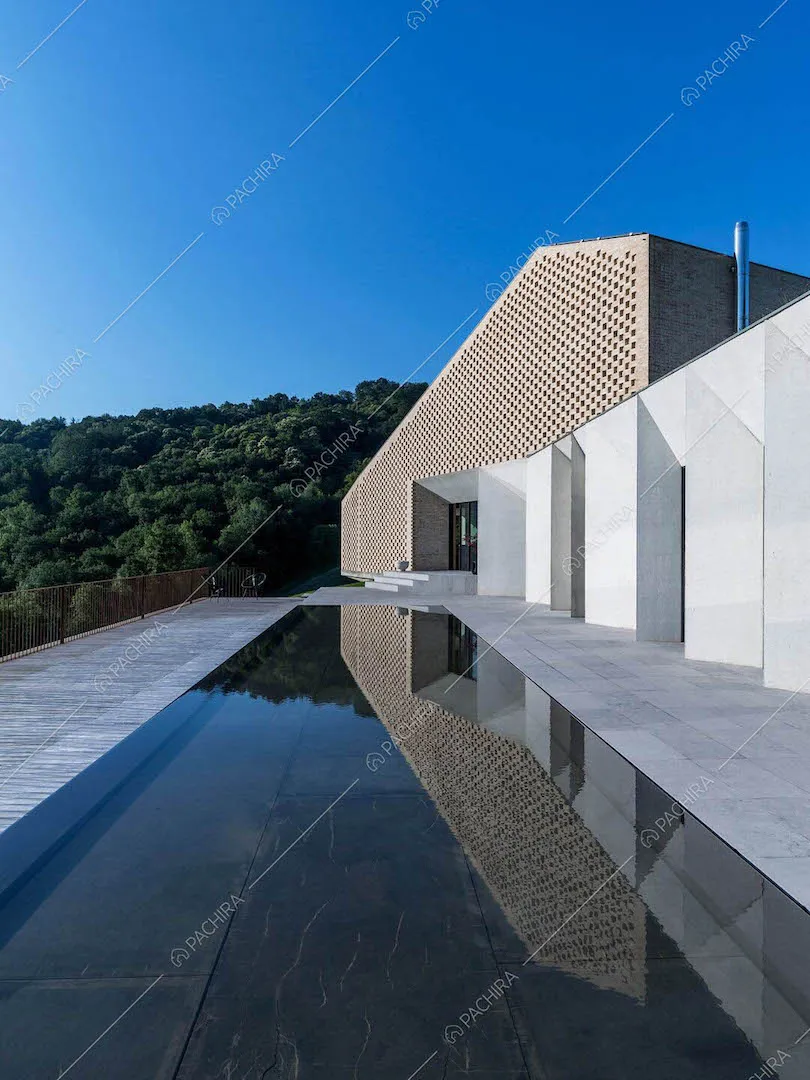 Villa immersa nel verde con piscina dal fondo mobile sulla terrazza