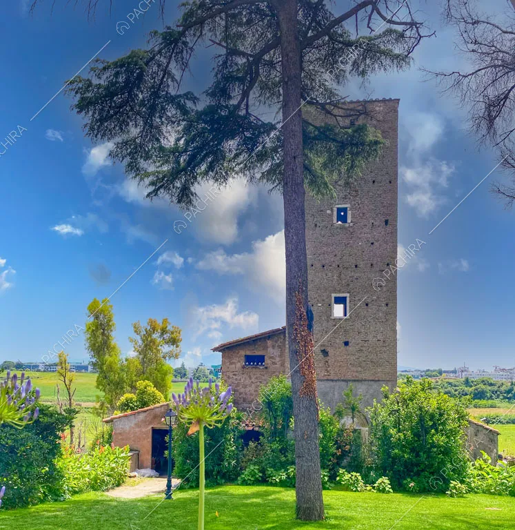 Parco con grande torre e vista sulla campagna circostante