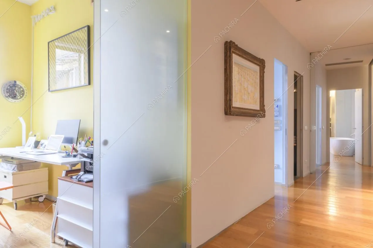 Ingresso studio e corridoio con pavimenti in parquet
