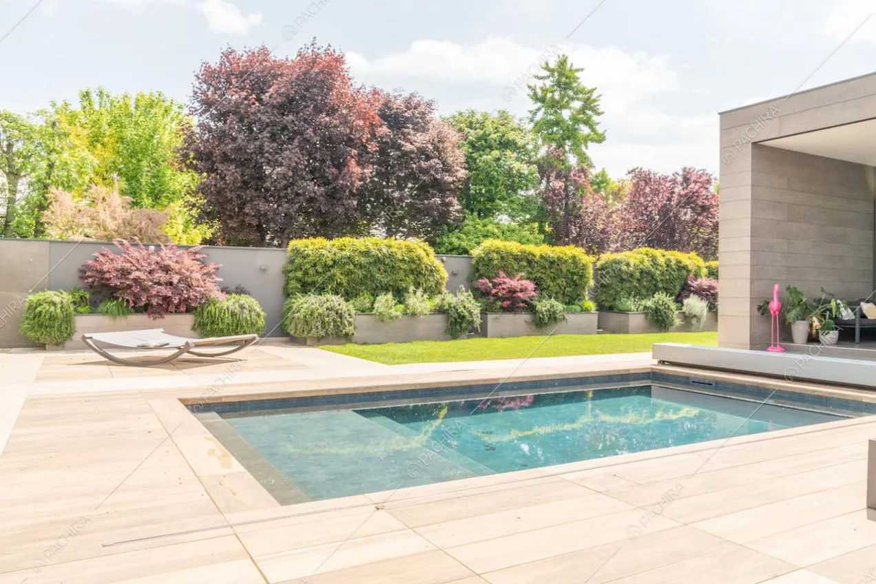 Splendida piscina nel giardino con siepi curate della location