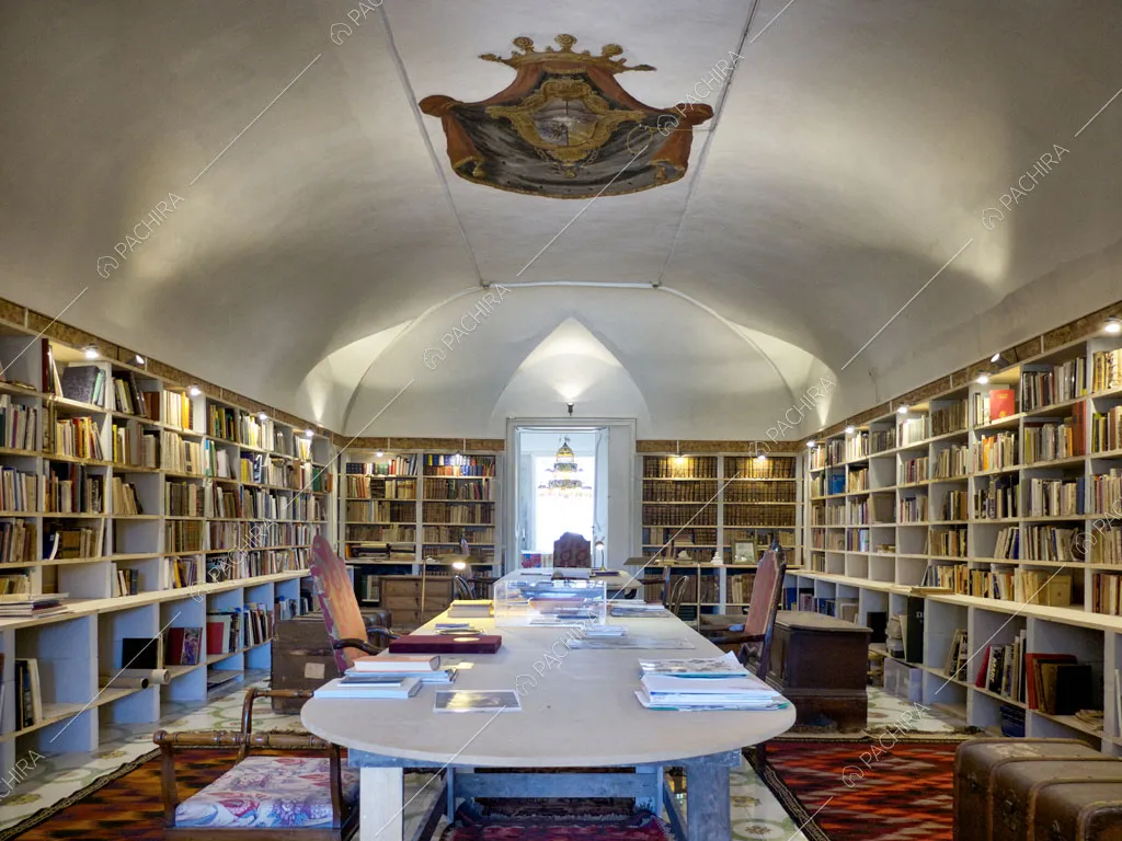 Grande biblioteca con librerie della villa Tanami, location in stile classico a Palermo