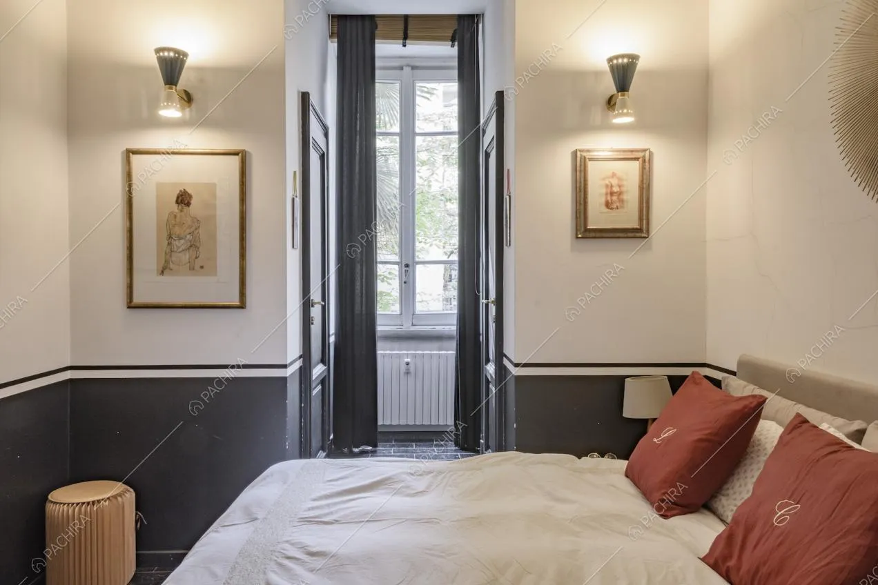 Letto matrimoniale con cuscini rossi