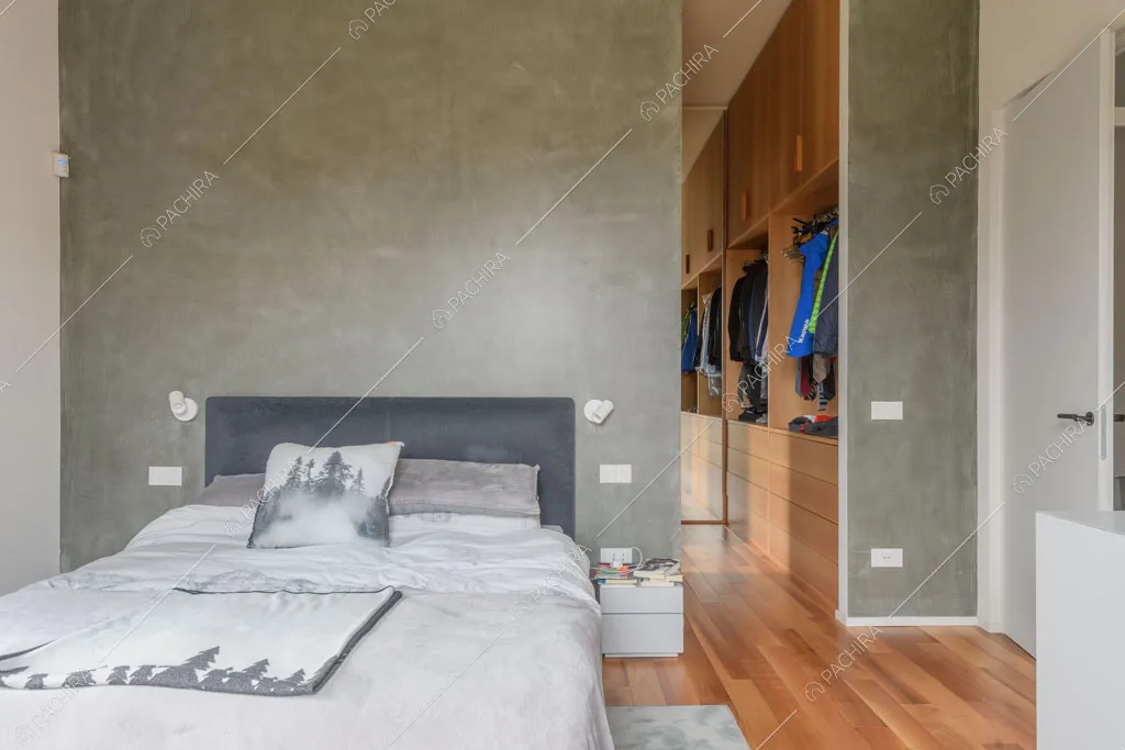 Camera da letto matrimoniale con cabina armadio dell'appartamento Fiore di porro, location in stile minimal a Monza