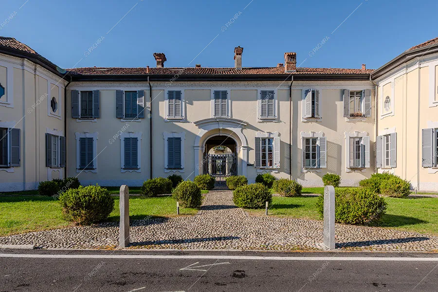 Esterni della villa Mayon, location in stile moderno a Milano