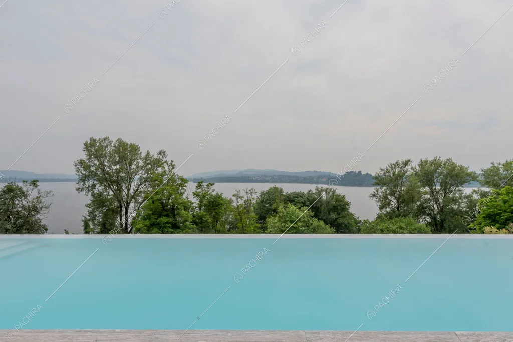 Vista sul lago dalla piscina della villa Ladoga, location in stile contemporaneo a Varese