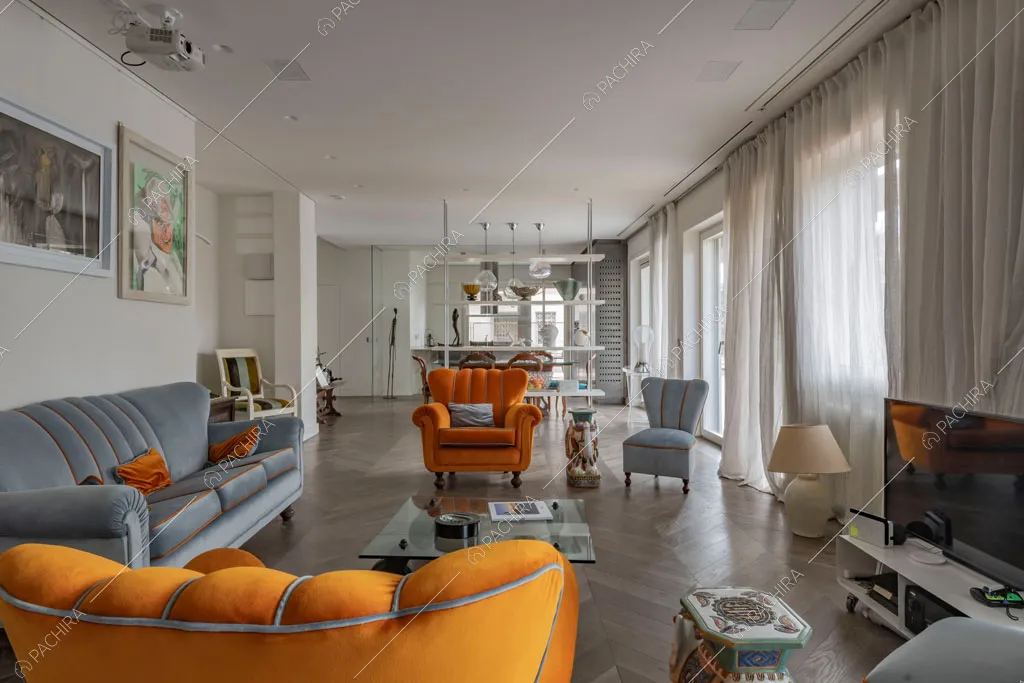 Zona living con grandi vetrate dell'appartamento Sonora, location in stile contemporaneo a Roma