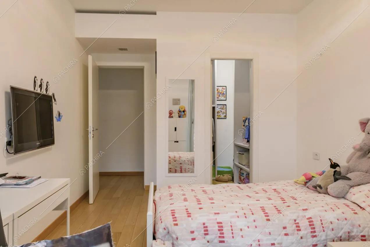 Vista sul corridoio dalla cameretta da bambini con cabina armadio