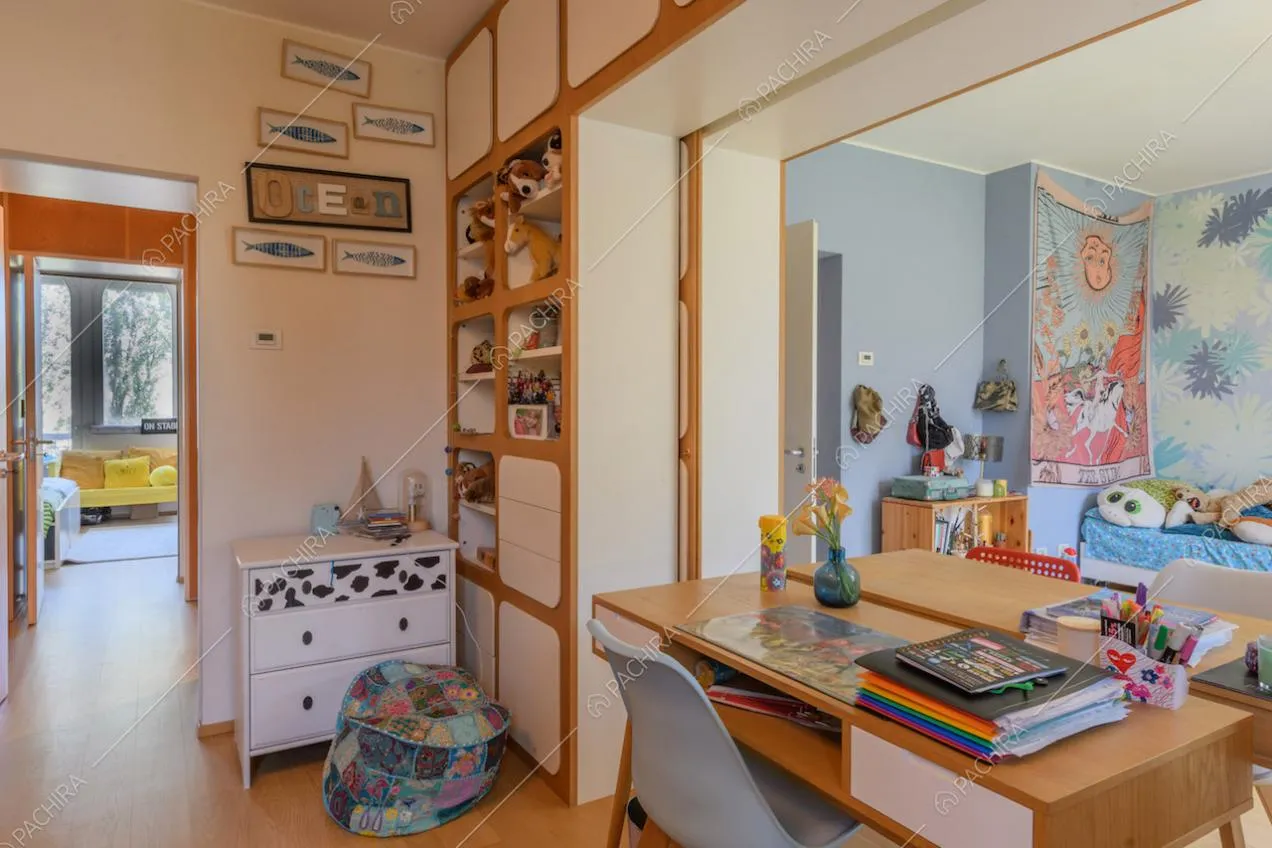 Scrivania in legno davanti allo specchio nella camera da letto dei bambini