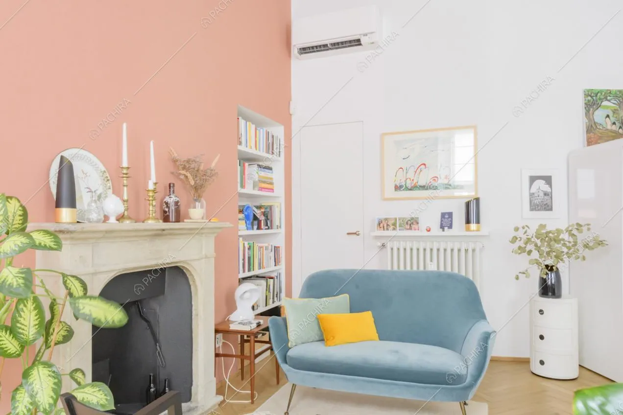 Salotto con camino e arredamento di design