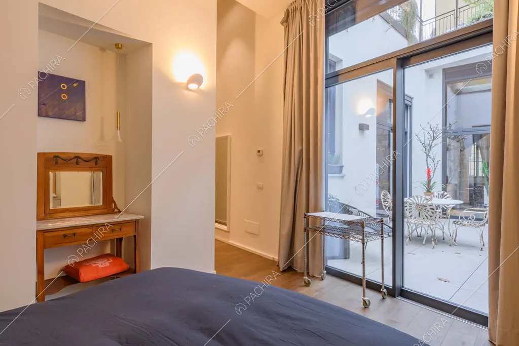 Porta-finestra scorrevole nella camera da letto matrimoniale con toeletta da trucco