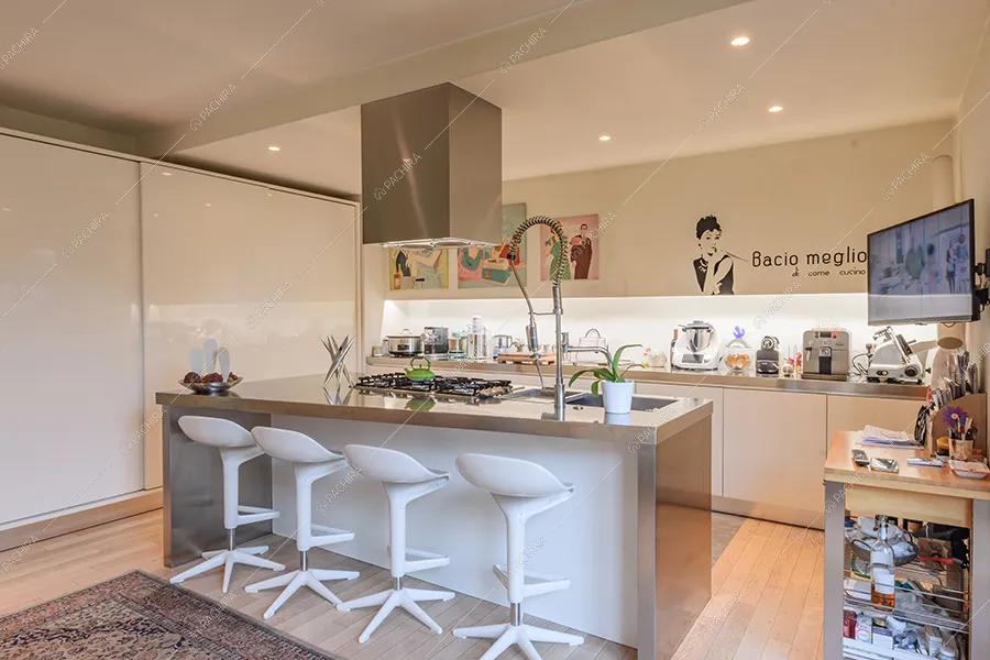 Cucina a isola della villa Nilo, location in stile moderno a Milano